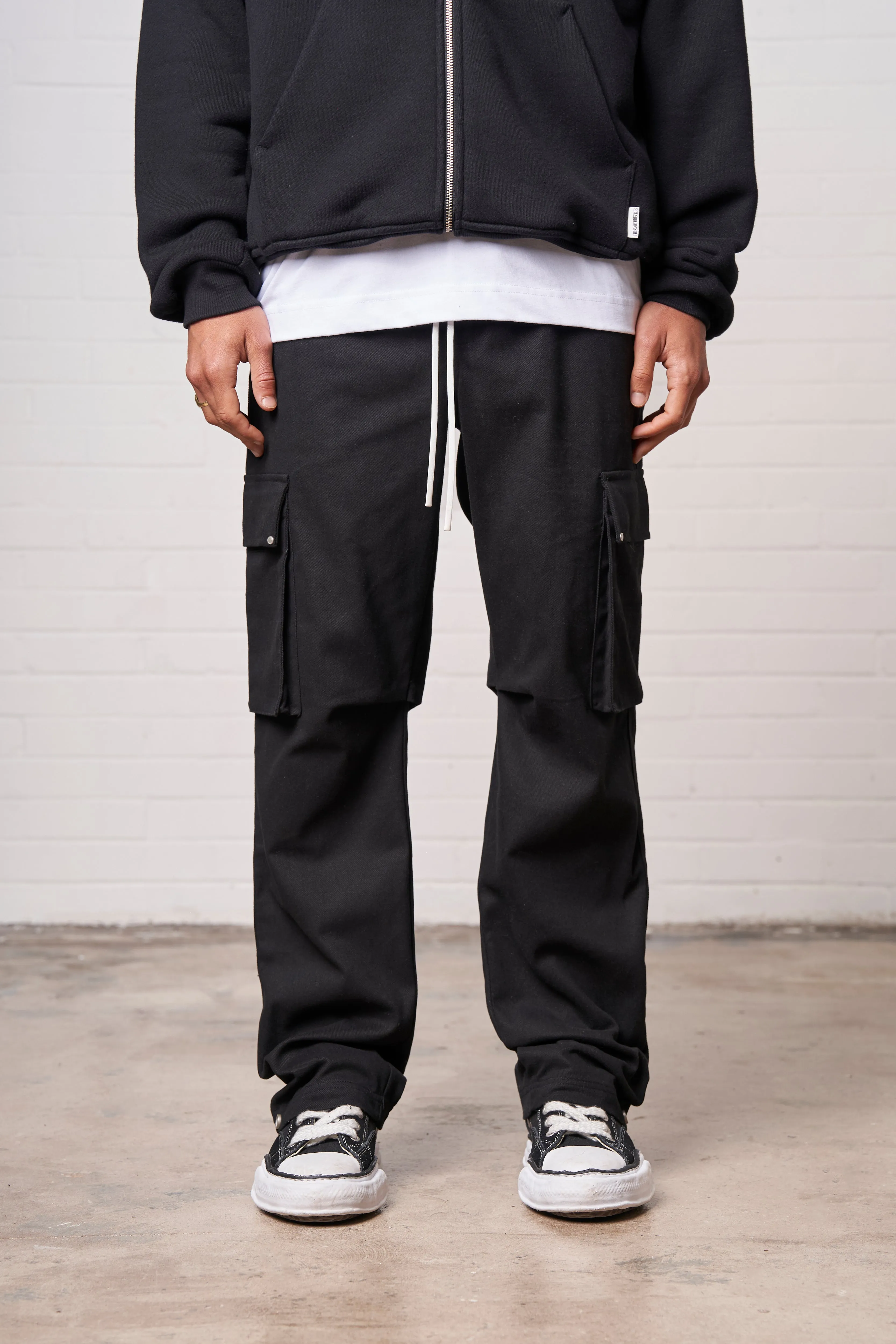 RIVET DETAIL CARGO - BLACK