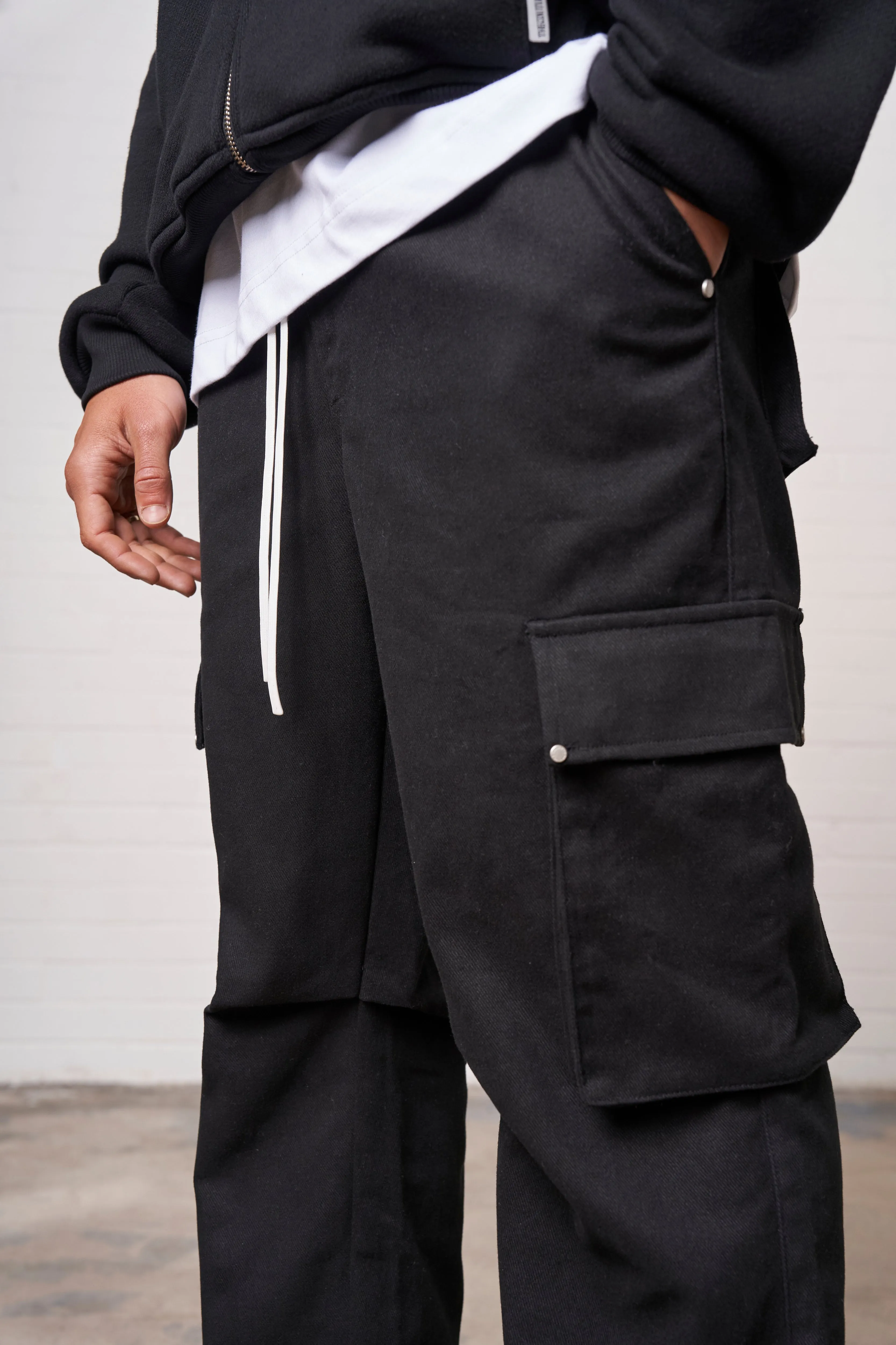 RIVET DETAIL CARGO - BLACK
