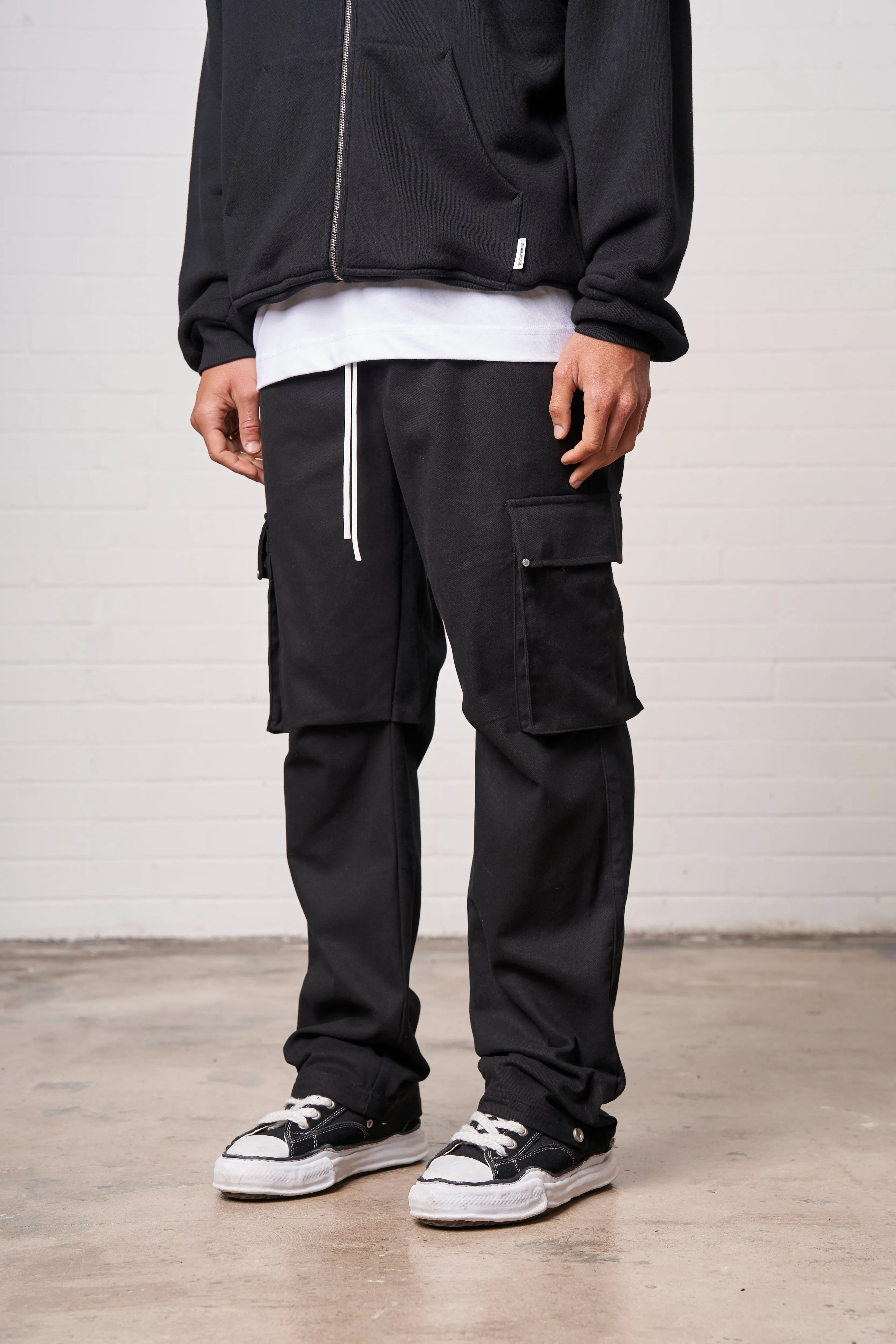 RIVET DETAIL CARGO - BLACK