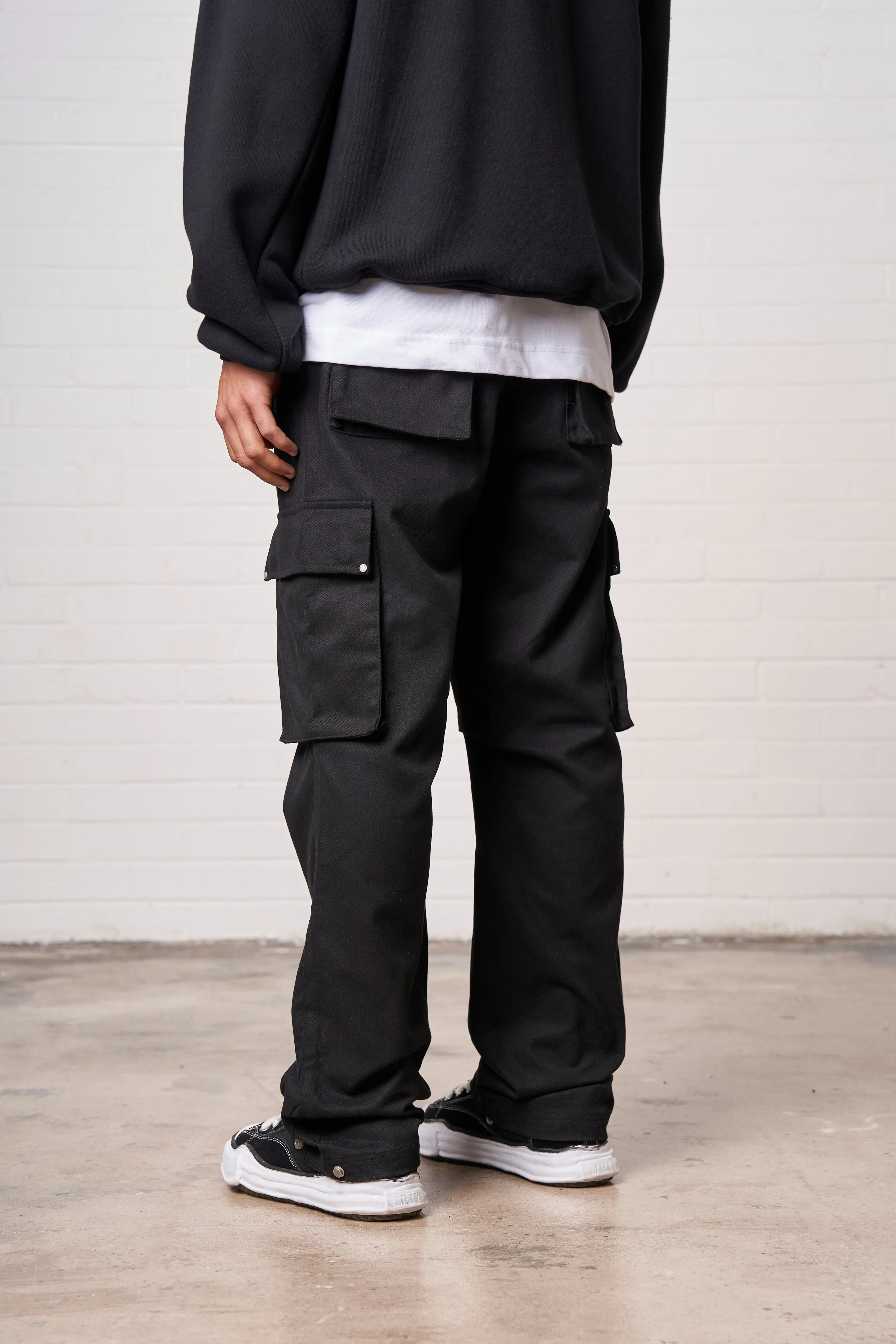 RIVET DETAIL CARGO - BLACK