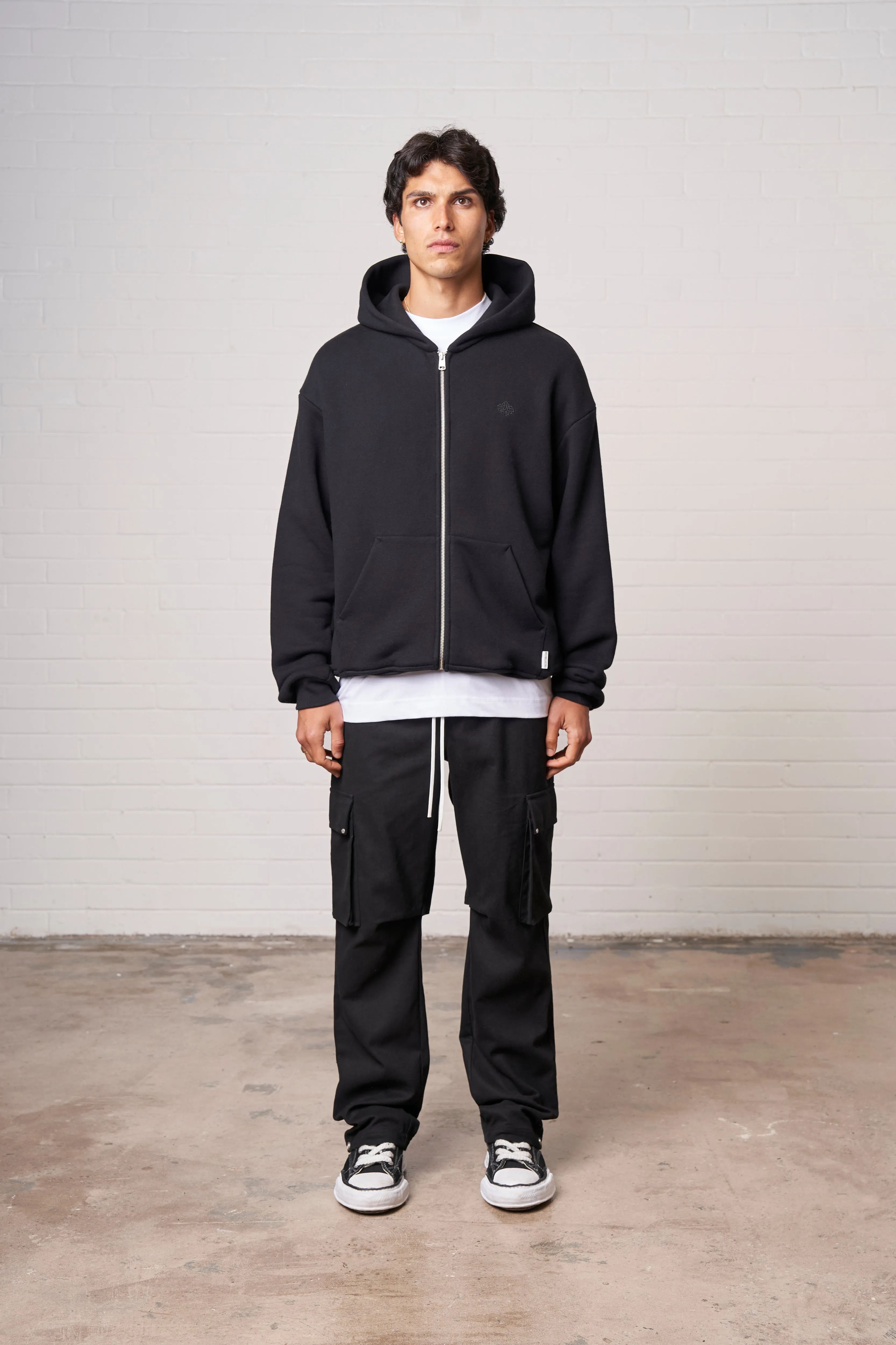 RIVET DETAIL CARGO - BLACK